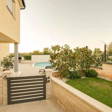 Cera Fuer 8 Personen In By Interhome Πούλα
