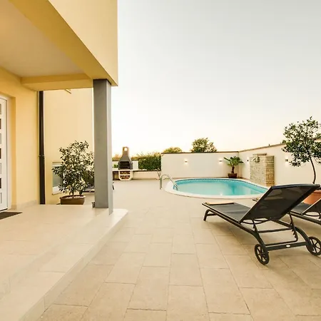 Cera Fuer 8 Personen In By Interhome Πούλα