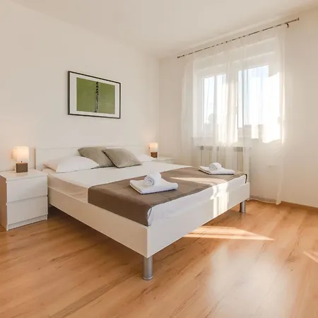 Cera Fuer 8 Personen In By Interhome * Πούλα