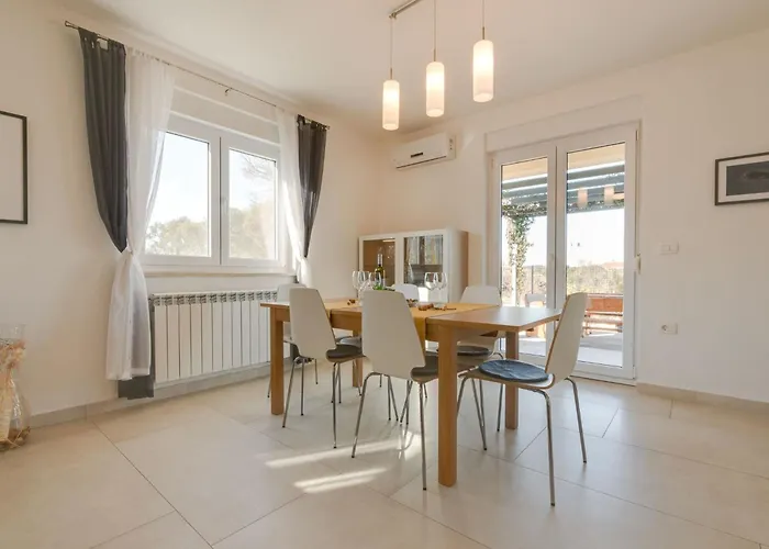 Cera Fuer 8 Personen In By Interhome * Pula