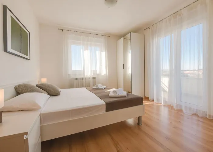 Cera Fuer 8 Personen In By Interhome * Pula